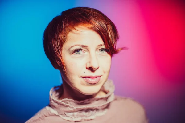 Portrait Portrait Femme Avec Une Coupe Cheveux Courte — Photo