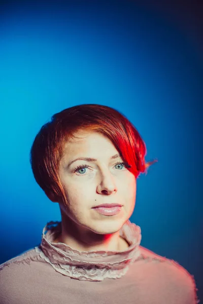 Portre Kısa Saç Kesimi Olan Bir Kadın Portresi — Stok fotoğraf