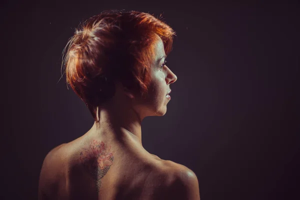 Retrato Retrato Una Mujer Con Corte Pelo Corto —  Fotos de Stock