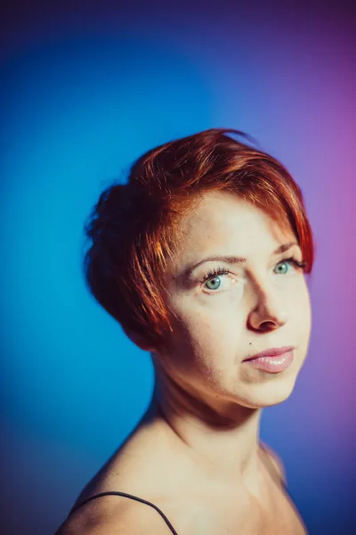 Portre Kısa Saç Kesimi Olan Bir Kadın Portresi — Stok fotoğraf