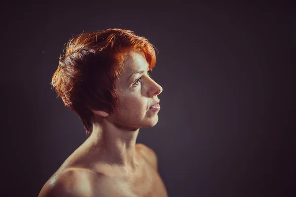 Portret Portret Van Een Vrouw Met Een Kort Kapsel — Stockfoto