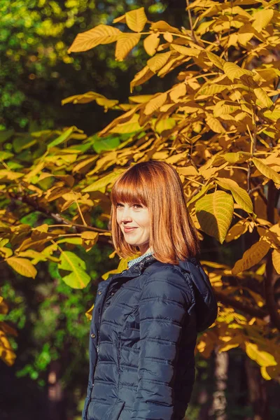 黄色の葉の背景に少女の肖像画 — ストック写真