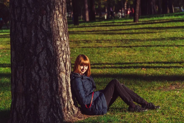 Dívka Sedí Zeleném Trávníku — Stock fotografie