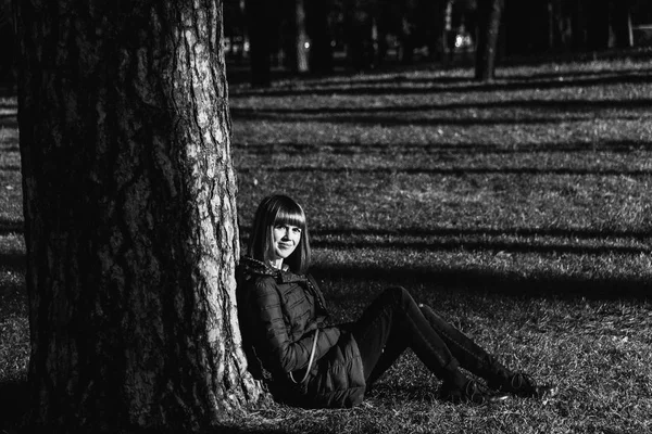 緑の芝生の上に座っている女の子 — ストック写真
