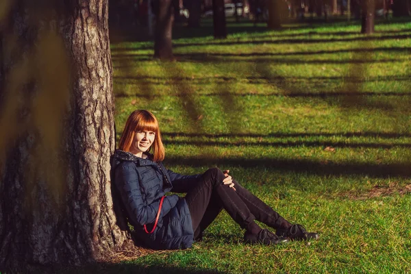 緑の芝生の上に座っている女の子 — ストック写真