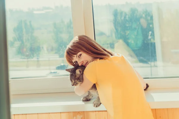 Gato Menina Abraçando Gato — Fotografia de Stock