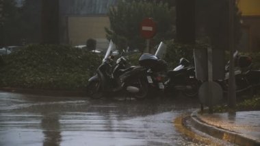 Yağmur. Şiddetli yağmur asfalt vuruyor, ayak su birikintileri çalıştırmak