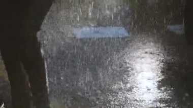 Yağmur. Şiddetli yağmur asfalt vuruyor, ayak su birikintileri çalıştırmak