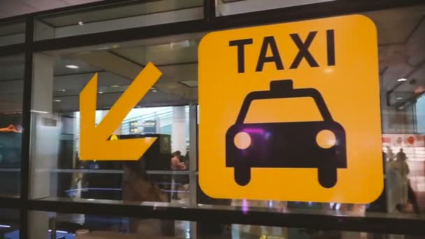 Taxi Gul Skylt Som Anger Taxi — Stockvideo