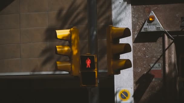 Semáforo Semáforo Amarillo Con Luz Verde — Vídeos de Stock