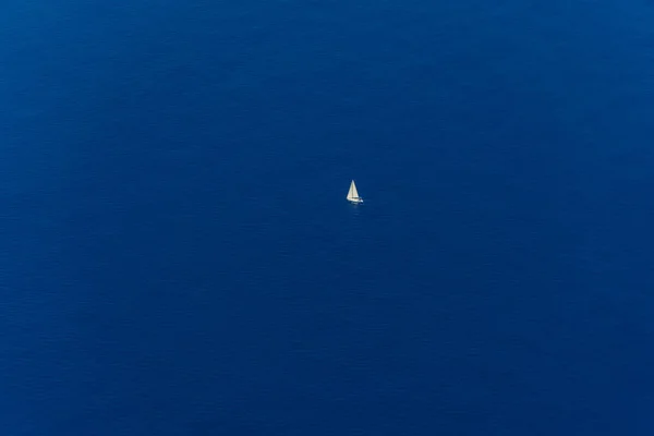 세일링 요트입니다 외로운 바다에 — 스톡 사진