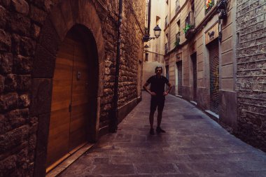 Barcelona Barcelona dar sokaklarında adam standları