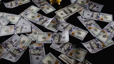 kumbara. Kumbara ve yüz dolar faturaları