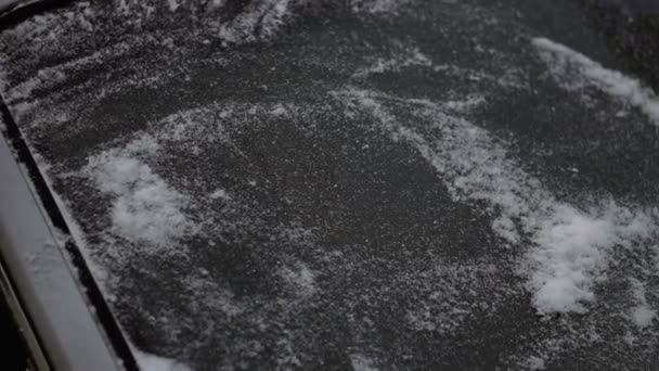 Χειμώνα Τον Καθαρισμό Του Αυτοκινήτου Από Χιόνι — Αρχείο Βίντεο