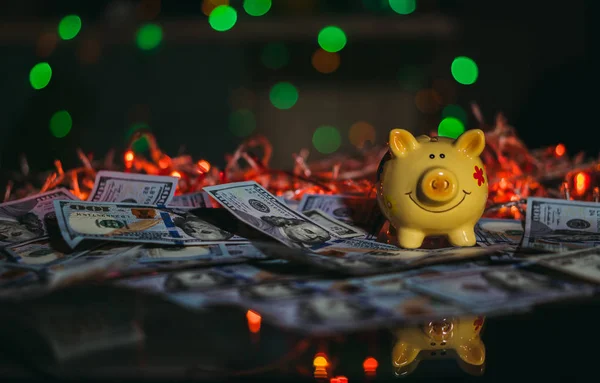 存钱罐 小猪银行和一百美元钞票 — 图库照片