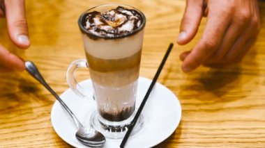 Kahve. Erkekler ellerini bir fincan kahve almak