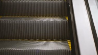 Yürüyen merdiven. Sarı bir yürüyen merdiven adımlarla