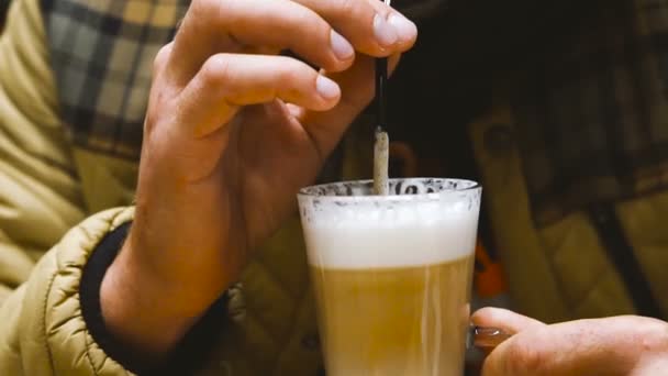 Café Las Manos Los Hombres Toman Una Taza Café — Vídeo de stock