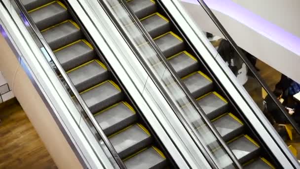 Yürüyen Merdiven Sarı Bir Yürüyen Merdiven Adımlarla — Stok video