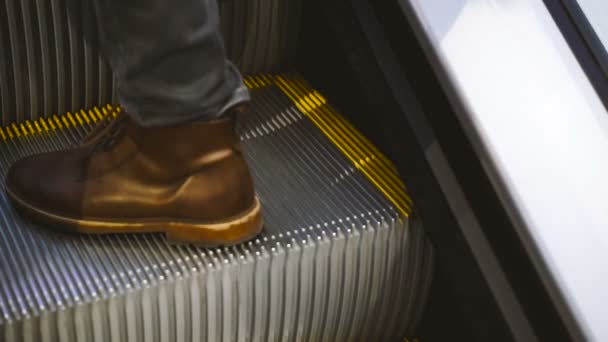 Escada Rolante Passos Com Uma Escada Rolante Amarela — Vídeo de Stock