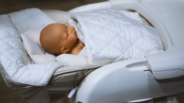 Bett Mit Automatischer Schaukel Bett Für Babys — Stockvideo
