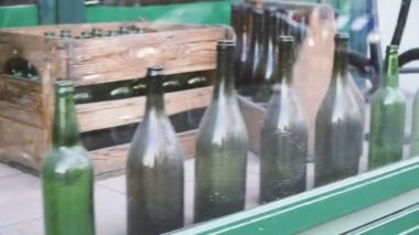 Şişeler. Alkol altında ile cam şişe.