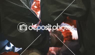 İşlem. Kalça protezi ameliyatı. Cerrahın elleri.