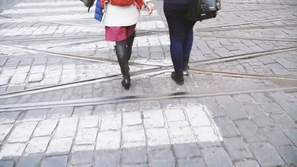 Crosswalk Menschen Überqueren Die Straße — Stockvideo