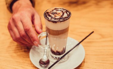 Kahve. Erkekler ellerini bir fincan kahve almak