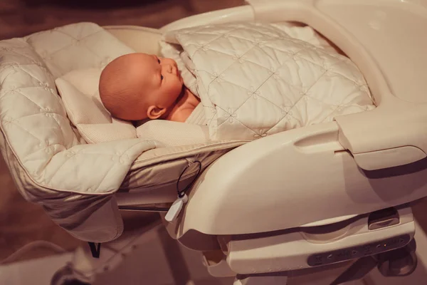 自動スイング付きベッドします 赤ちゃんのためのベッド — ストック写真