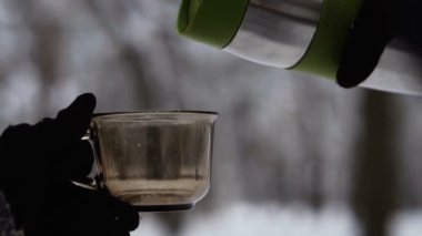 Kahve. Kahve ve termos kış orman arka plan üzerinde