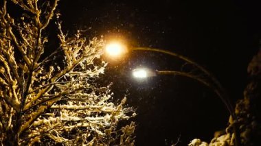 Kış. Kış gece sokak