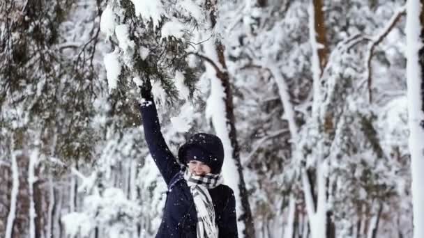 Vintern Flicka Den Snöiga Skogen — Stockvideo