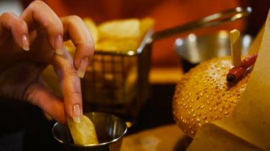 Patates kızartması. Patates kızartması, ketçap el dunks