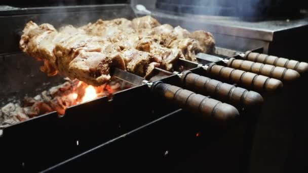 Carne Shish Kebab Parrilla Fuego — Vídeo de stock