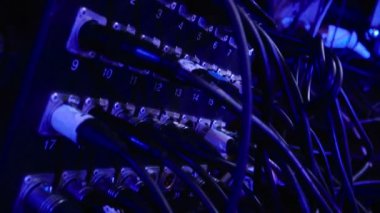 Teller. Müzik aletleri ve mikrofonlar telleri.