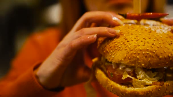 Gıda Kız Bir Hamburger Yiyor — Stok video