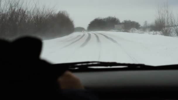 Snöig Väg Bilen Går Snöig Väg — Stockvideo