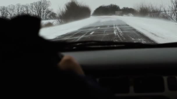 Zaśnieżonej Drodze Samochód Jedzie Zaśnieżonej Drodze — Wideo stockowe