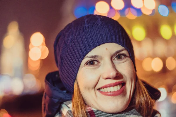 Porträt Eines Mädchens Auf Dem Hintergrund Der Nächtlichen Stadt — Stockfoto