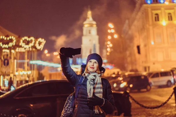 Uma Rapariga Tira Uma Selfie Fundo Praça Sophia Ucrânia Kiev — Fotografia de Stock