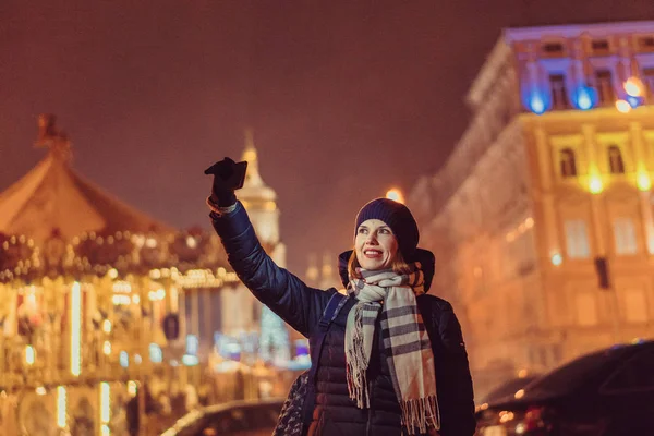 Uma Rapariga Tira Uma Selfie Fundo Praça Sophia Ucrânia Kiev — Fotografia de Stock