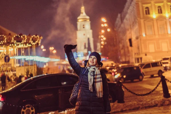 女の子は ソフィアの正方形の背景を Selfie を取ります ウクライナ キエフ — ストック写真
