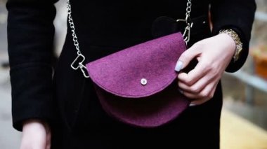 Bir çanta. Eller kadınlar çanta