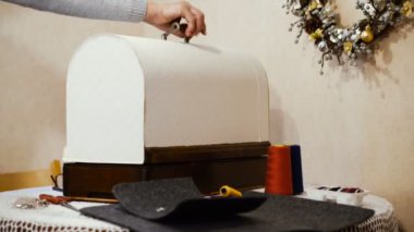 Dikiş makinesi. Yaşlı eller bir dikiş makinesi dikiş.