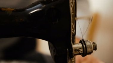 Dikiş makinesi. Yaşlı eller bir dikiş makinesi dikiş.