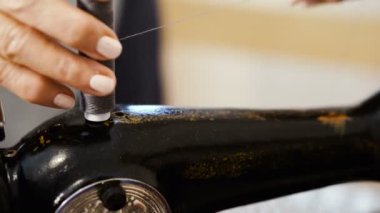 Dikiş makinesi. Yaşlı eller bir dikiş makinesi dikiş.