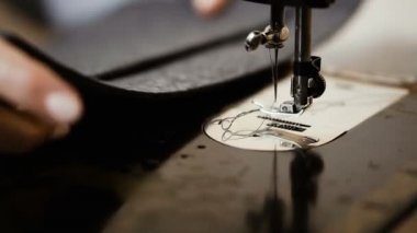 Dikiş makinesi. Yaşlı eller bir dikiş makinesi dikiş.