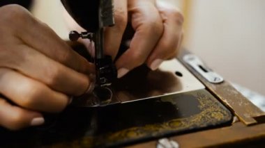 Dikiş makinesi. Yaşlı eller bir dikiş makinesi dikiş.