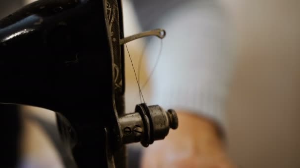 Швейная Машинка Пожилые Руки Пришивают Швейной Машинке — стоковое видео